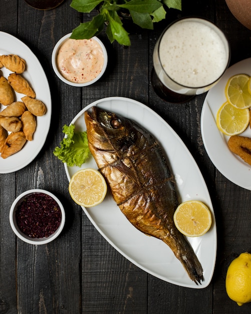 Free photo smoked fish served with lemon