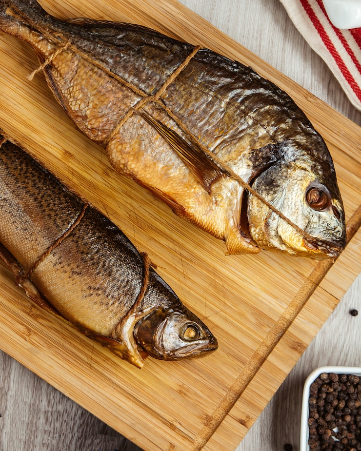 無料Photo 木の板の上面に魚の燻製
