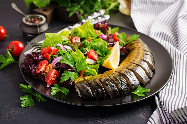 Free photo smoked mackerel and fresh salad