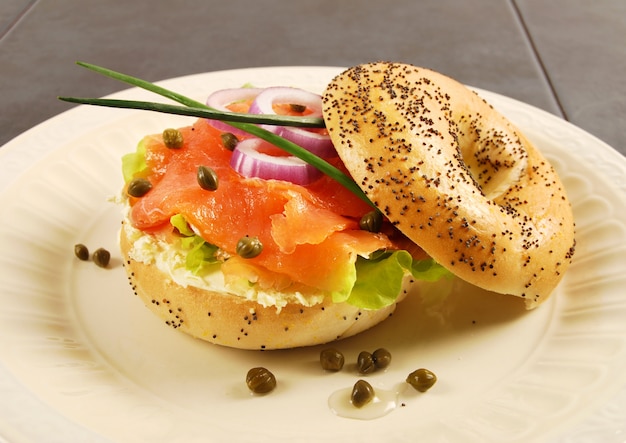 Free photo smoked salmon bagel sandwich