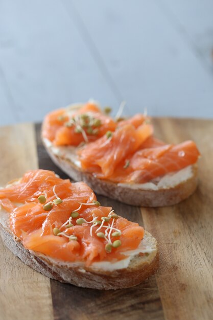 Smoked salmon canapés with cream cheese recipe