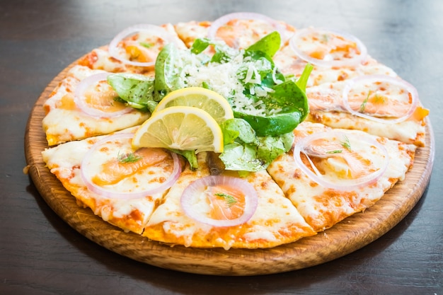 Foto gratuita pizza al salmone affumicato