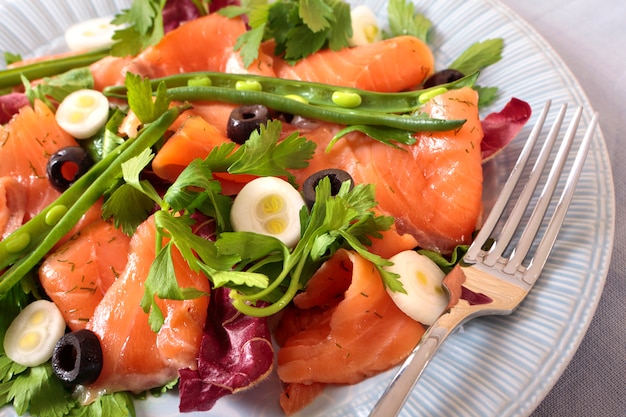 Free photo smoked salmon salad with beans