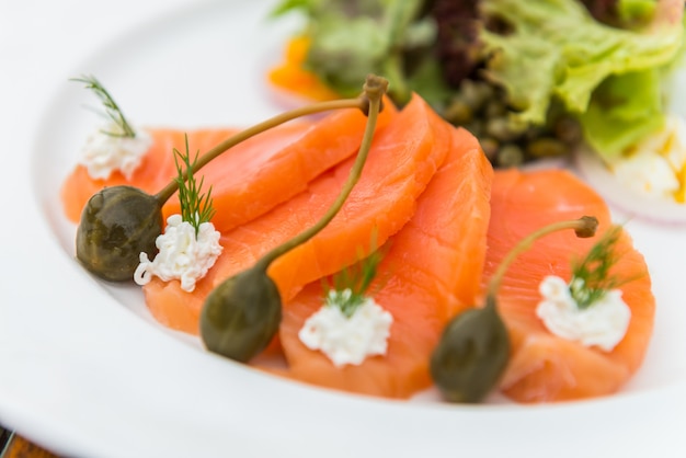 Free photo smoked salmon salad