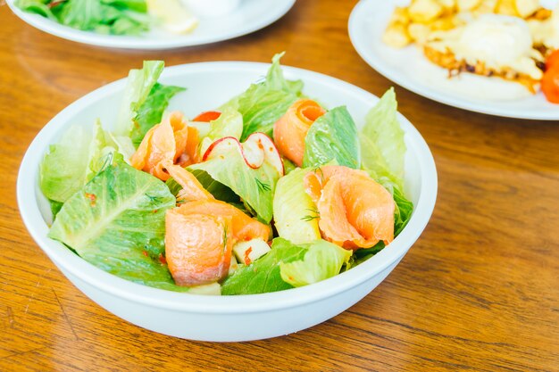 スモークサーモンの野菜サラダ