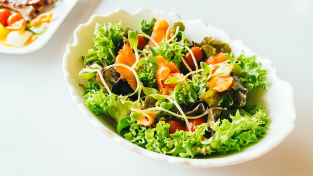 Копченый лосось с овощным салатом
