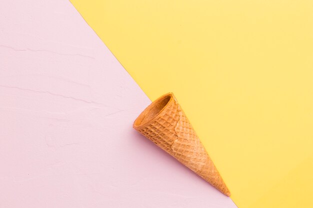 Гладкий пустой мороженое на разноцветной поверхности