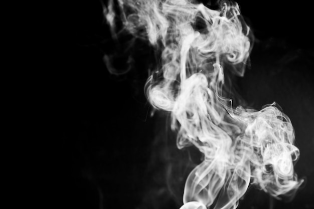 Free photo smooth trickles of smoke