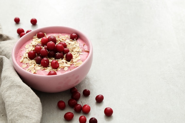 Ciotola di frullato con avena e mirtilli rossi