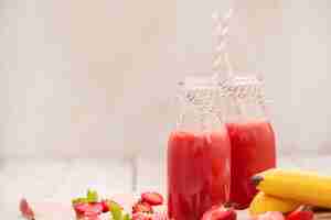 Free photo smoothie drink with strawberries