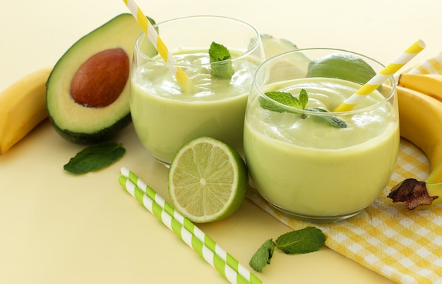 Free photo smoothie with avocado and banana