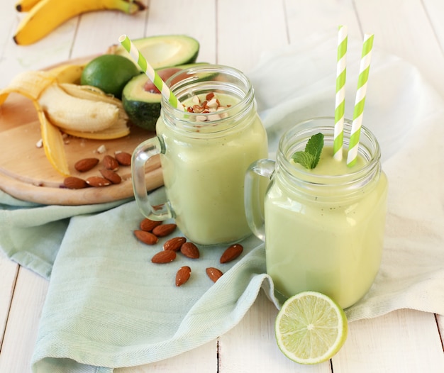 Free photo smoothie with avocado and banana