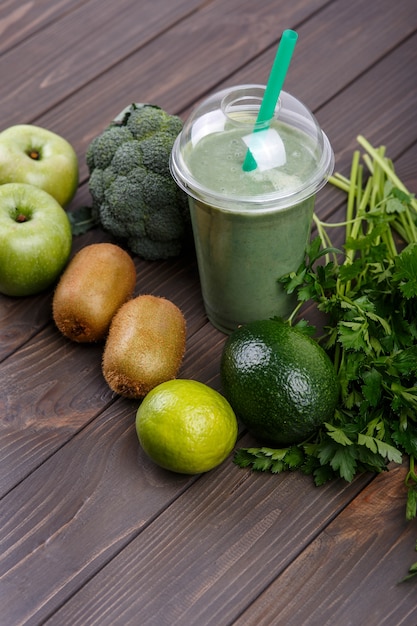 smoothies with apples, kiwi, lime, broccoli, parsley and avocado