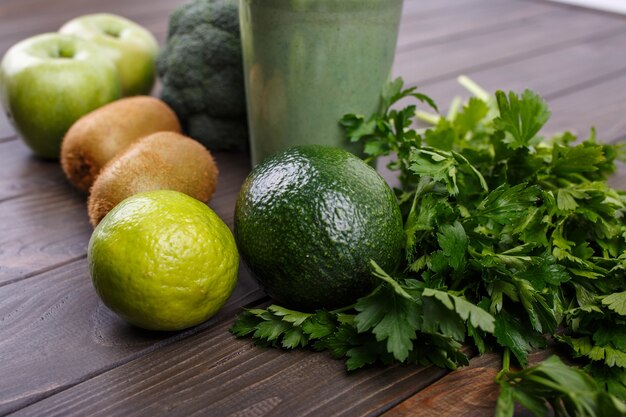 smoothies with apples, kiwi, lime, broccoli, parsley and avocado