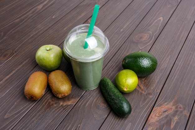 Smoothies with apples, kiwi, lime, cucumber and avocado