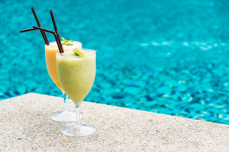 Free Photo smoothies with pool background