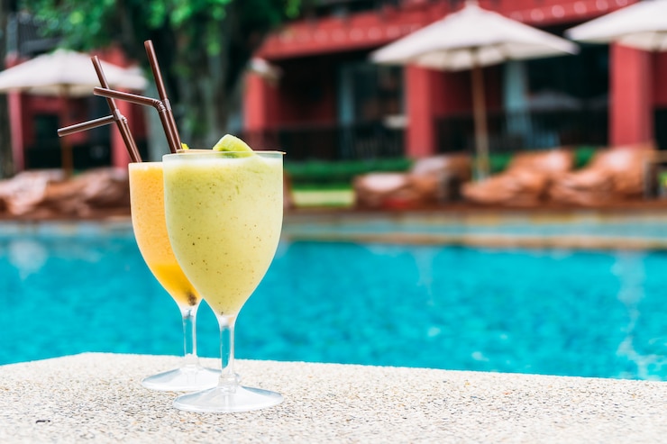 Free Photo smoothies with pool background