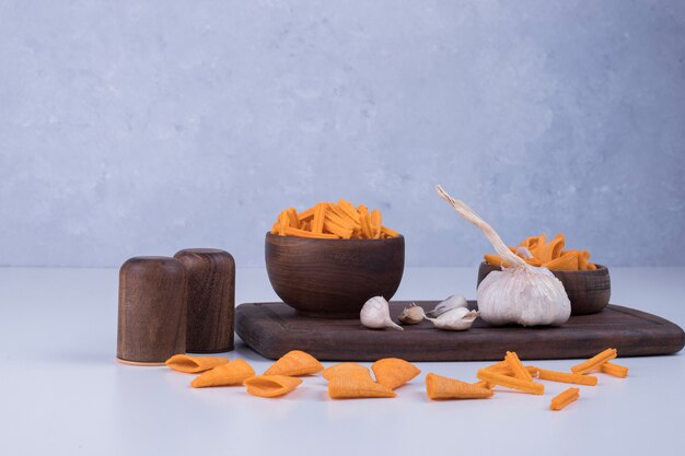 Snack board with potato chips and garlic