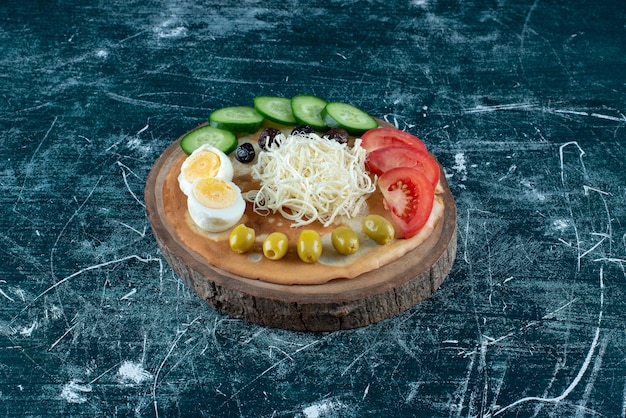 Snack board with salad and vegetables.