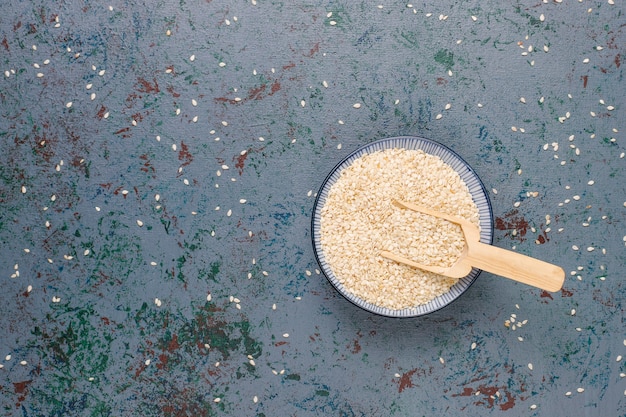 Free photo snack cookies with sunflower seed,linen seed,sesame seeds on grey table