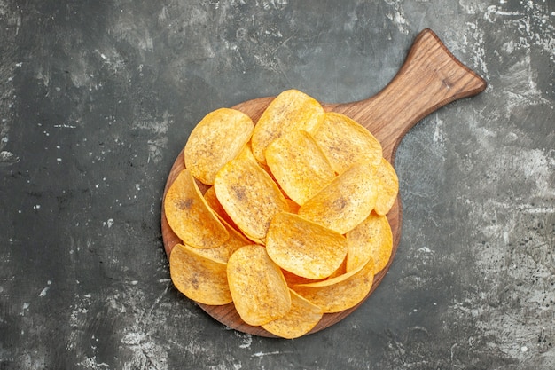 Snack party per gli amici con deliziose patatine fatte in casa e patate sul tavolo grigio