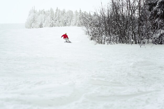 Snoboarder делает поворот корпуса на снег