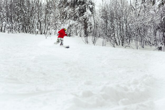 Snoboarderは雪の上に降りる船体を作る