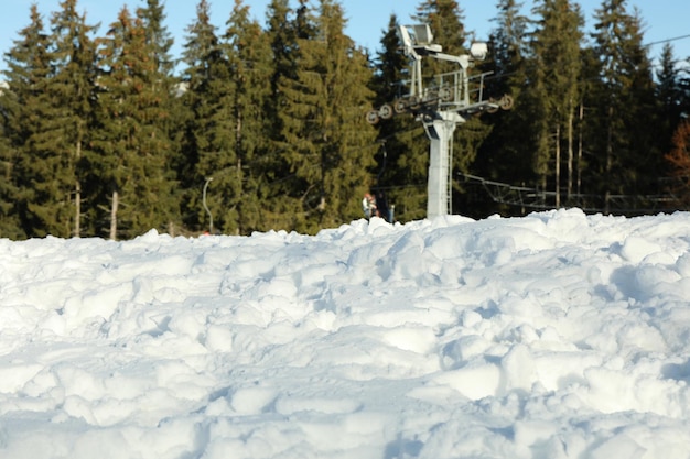 スキー​リフト​と​森​に対する​雪​、​選択的​な​焦点