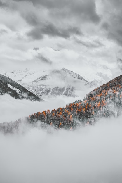 Montagna ricoperta neve sotto il cielo nuvoloso