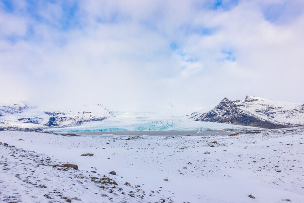눈 덮힌 산 아이슬란드 겨울 시즌.