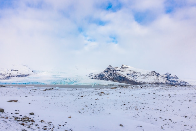 雪は山のアイスランド冬を覆った。