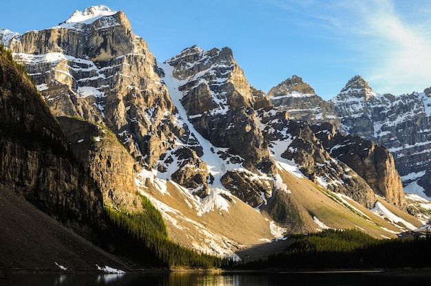 Foto gratuita picchi di montagna innevati vicino al lago moraine in canada