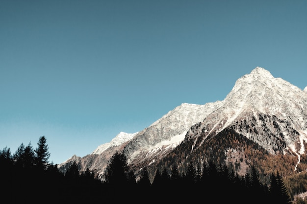 Foto gratuita montagna coperta di neve