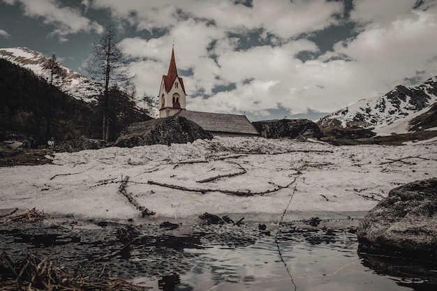 Foto gratuita montagne coperte di neve