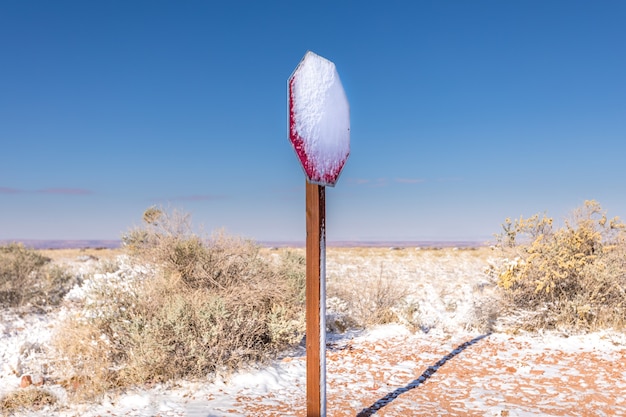 ユタ州のどこかで雪に覆われた一時停止の標識