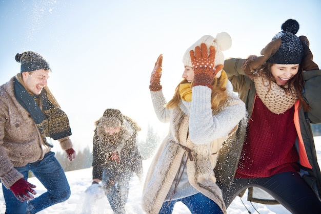 無料写真 2組のカップル間の雪合戦