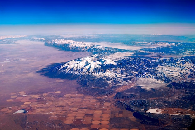 Бесплатное фото Снежная гора с высоты птичьего полета