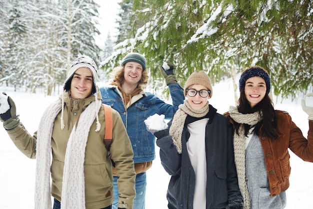 Foto gratuita lotta a palle di neve nella foresta invernale