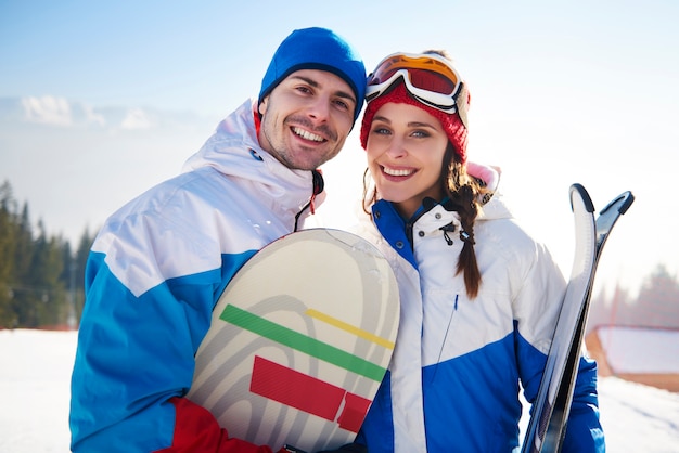 Бесплатное фото Пара сноубордистов на зимних каникулах