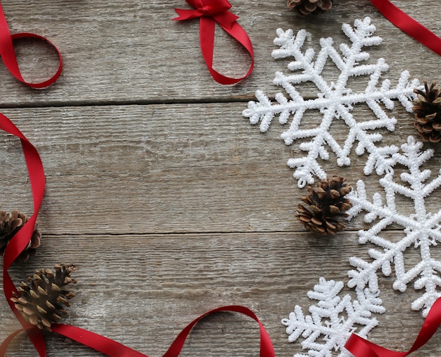 Free photo snowflakes, pine cones and red ribbons