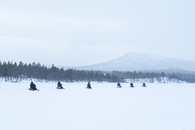 스웨덴 북부에서 사람들이 스노 모빌을 타는 눈 오는 날