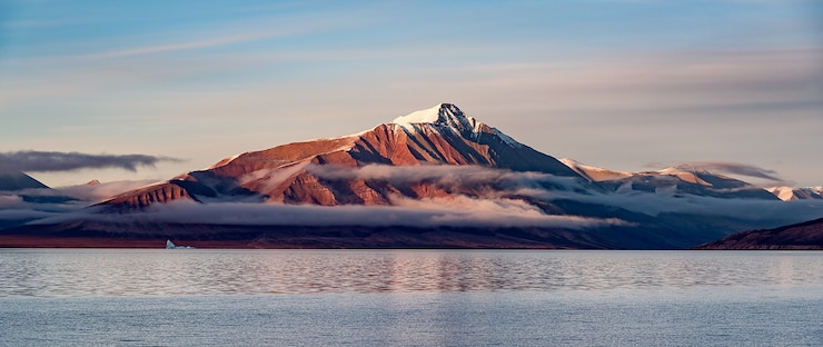 無料Photo 湖の上の雪山、美しい風景