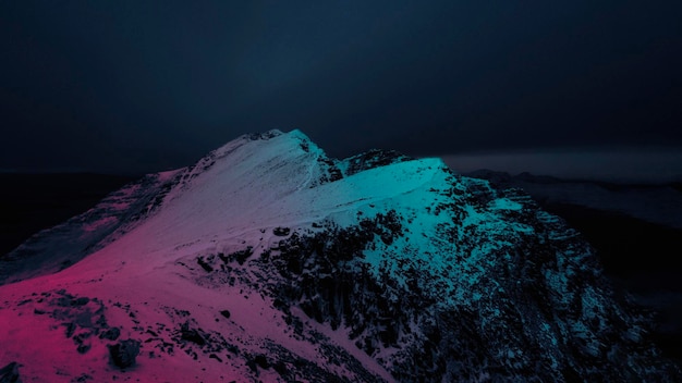 Снежная гора с фильтром с неоновым эффектом