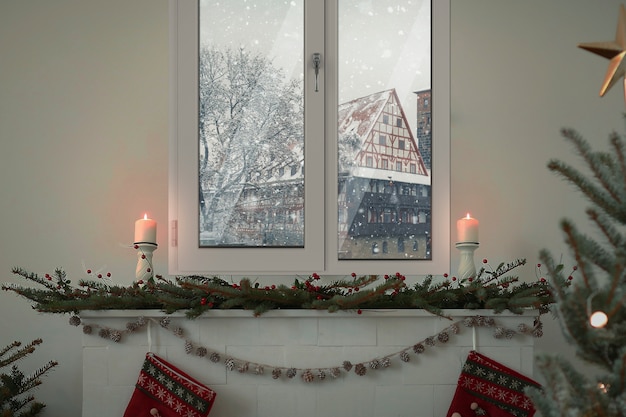 Снежное окно с рождественским декором интерьера