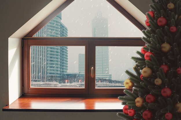 クリスマスのインテリア装飾が施された雪の窓