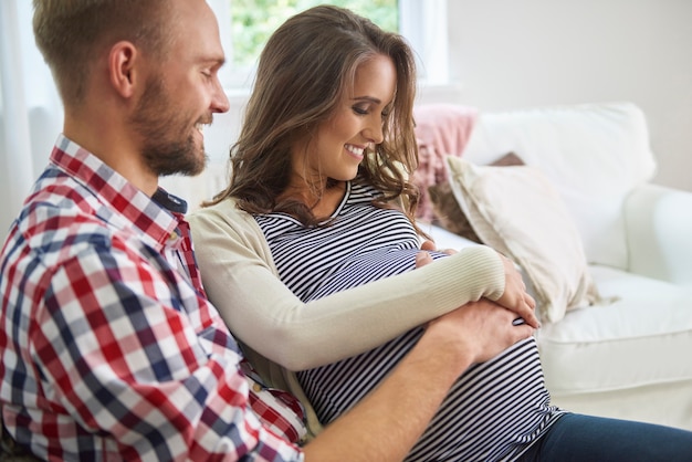 Foto gratuita tanto amore dato al bambino