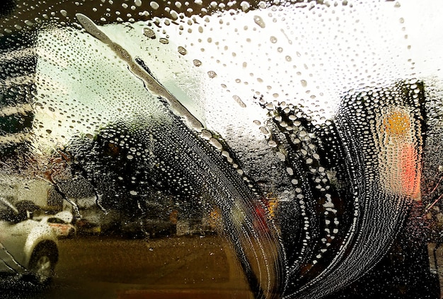 車のフロントガラスの石鹸洗浄縞