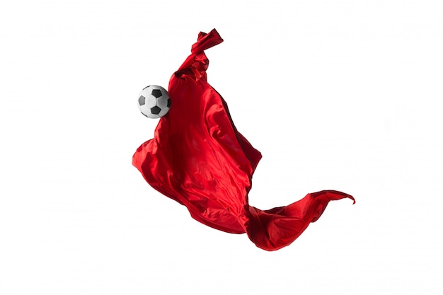 サッカーボールと滑らかなエレガントな透明な赤い布または白いスタジオで区切られます。