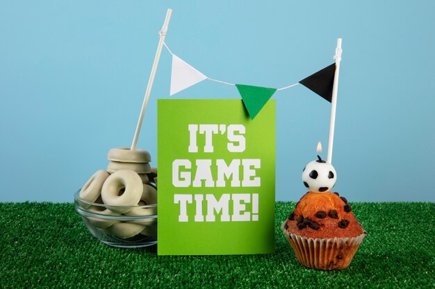 Бесплатное фото Композиция из кексов и печенья на день рождения в футболе