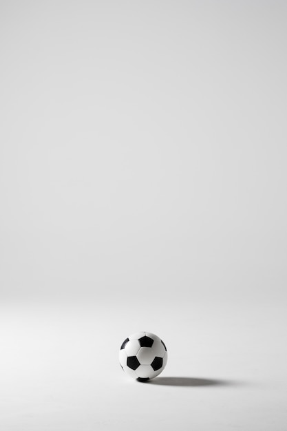 Бесплатное фото Футбол футбольный мяч черный и белый, изолированные на белом фоне
